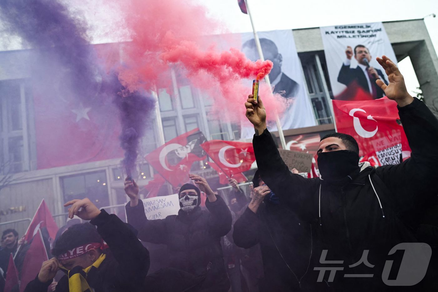 (이스탄불 AFP=뉴스1) 김예슬 기자 = 24일(현지시간) 튀르키예 이스탄불 시청 인근에서 반(反)정부 시위가 벌어졌다. 튀르키예 전역에서 일어난 반정부 시위로 약 1100명이 …