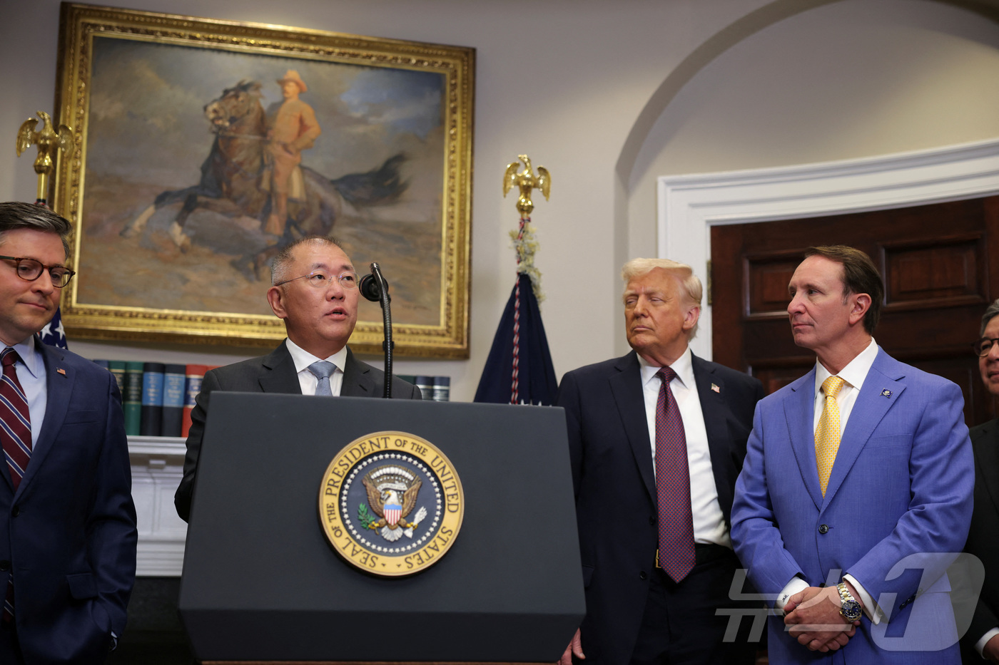 (로이터=뉴스1) = 정의선 현대차그룹 회장이 24일(현지시간) 미국 워싱턴DC 백악관에서 도널드 트럼프 미국 대통령이 지켜보는 가운데 2028년까지 210억 달러 규모의 전략적 …