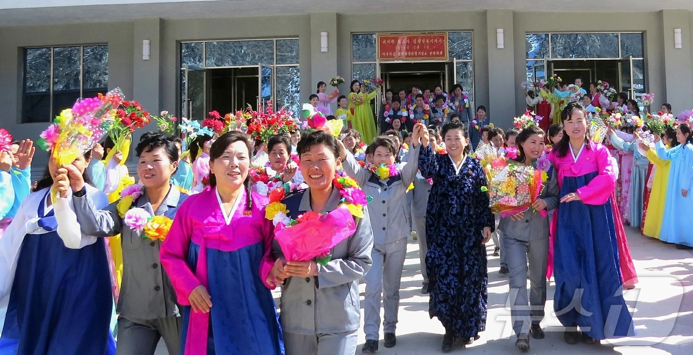 (평양 노동신문=뉴스1) = 북한 노동당 기관지 노동신문은 25일 "함경남도 여맹원들이 당 정책 관철의 전구로 자원진출했다"라고 보도했다. [국내에서만 사용가능. 재배포 금지. D …