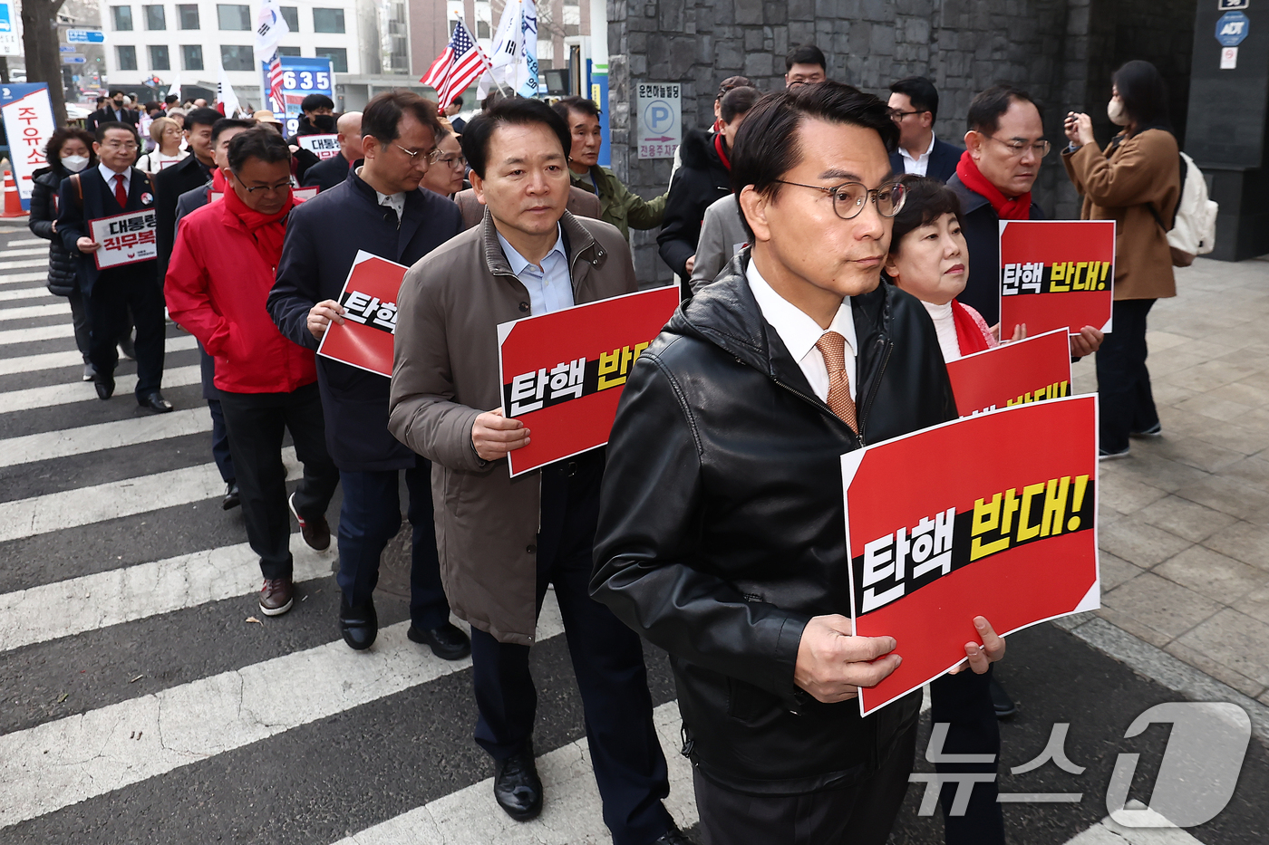 (서울=뉴스1) 김민지 기자 = 국민의힘 기독인회 회장인 윤상현 의원과 조배숙·성일종 의원 등이 25일 오전 서울 종로구 안국역 인근에서 '윤석열 대통령 탄핵 각하 기원 인간띠 잇 …