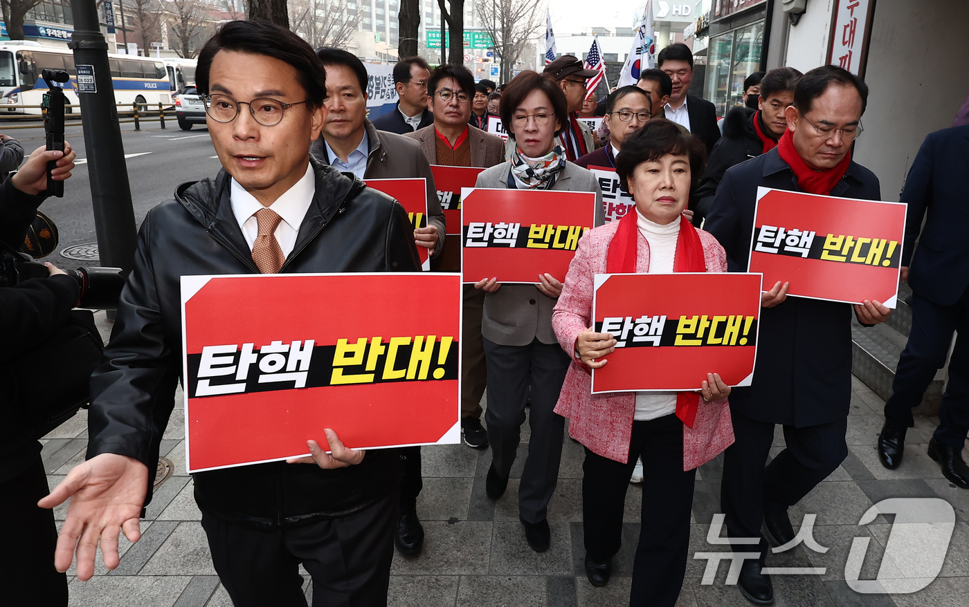 (서울=뉴스1) 김민지 기자 = 국민의힘 기독인회 회장인 윤상현 의원과 조배숙·성일종 의원 등이 25일 오전 서울 종로구 안국역 인근에서 '윤석열 대통령 탄핵 각하 기원 인간띠 잇 …