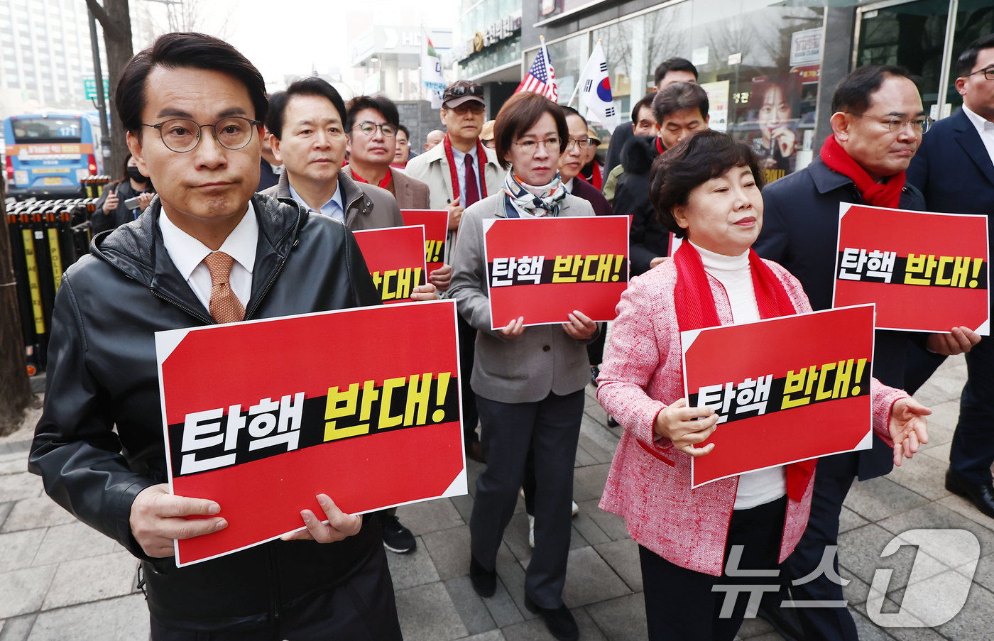 (서울=뉴스1) 김민지 기자 = 국민의힘 기독인회 회장인 윤상현 의원과 조배숙·이인선 의원 등이 25일 오전 서울 종로구 안국역 인근에서 '윤석열 대통령 탄핵 각하 기원 인간띠 잇 …