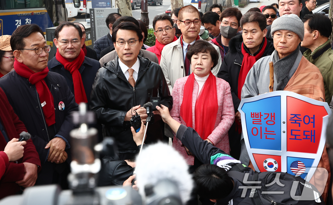 (서울=뉴스1) 김민지 기자 = 국민의힘 기독인회 회장인 윤상현 의원이 25일 오전 서울 종로구 안국역 인근에서 '윤석열 대통령 탄핵 각하 기원 인간띠 잇기 기도 행진'에 앞서 발 …