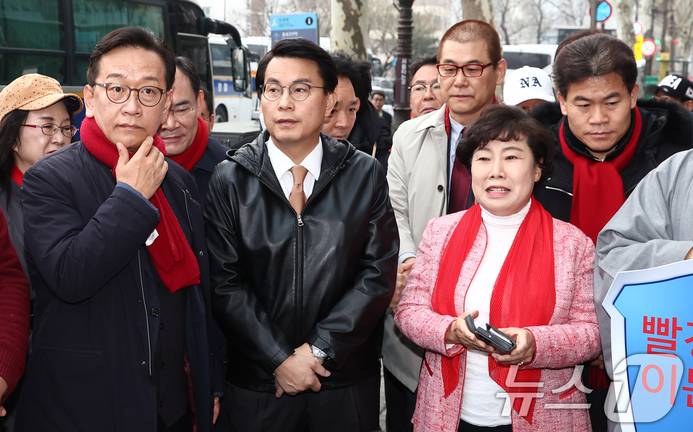 (서울=뉴스1) 김민지 기자 = 국민의힘 기독인회 회장인 윤상현 의원과 윤석열 대통령 변호인 석동현 변호사 등이 25일 오전 서울 종로구 안국역 인근에서 '윤석열 대통령 탄핵 각하 …