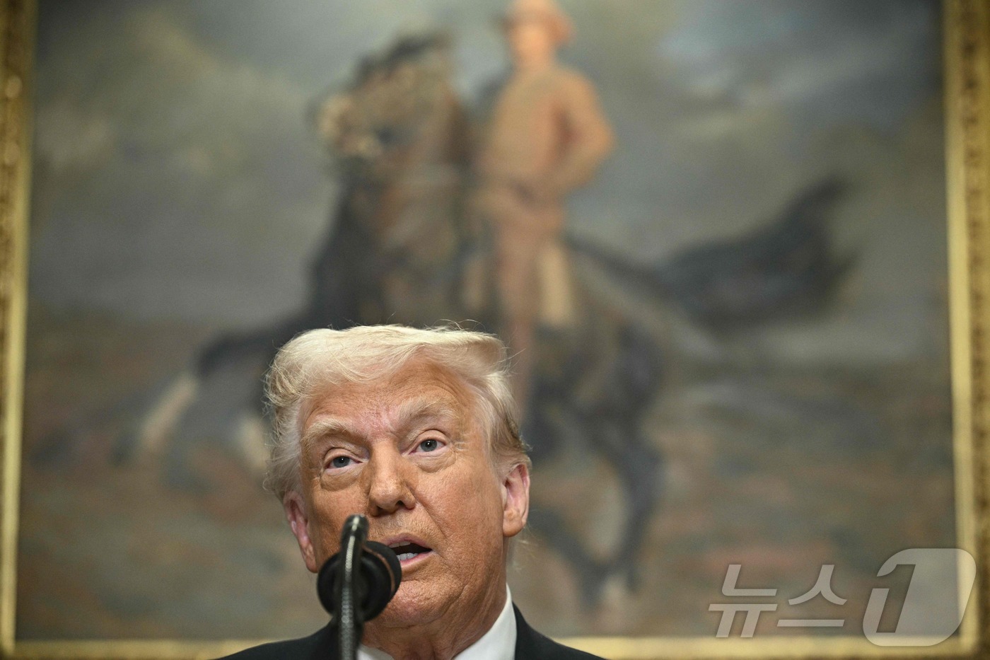 (워싱턴 AFP=뉴스1) 우동명 기자 = 도널드 트럼프 미국 대통령이 24일(현지시간) 워싱턴 백악관에서 열린 투자 계획 발표 행사서 "다음달 2일 상호 관세를 발표하기 전에 자동 …