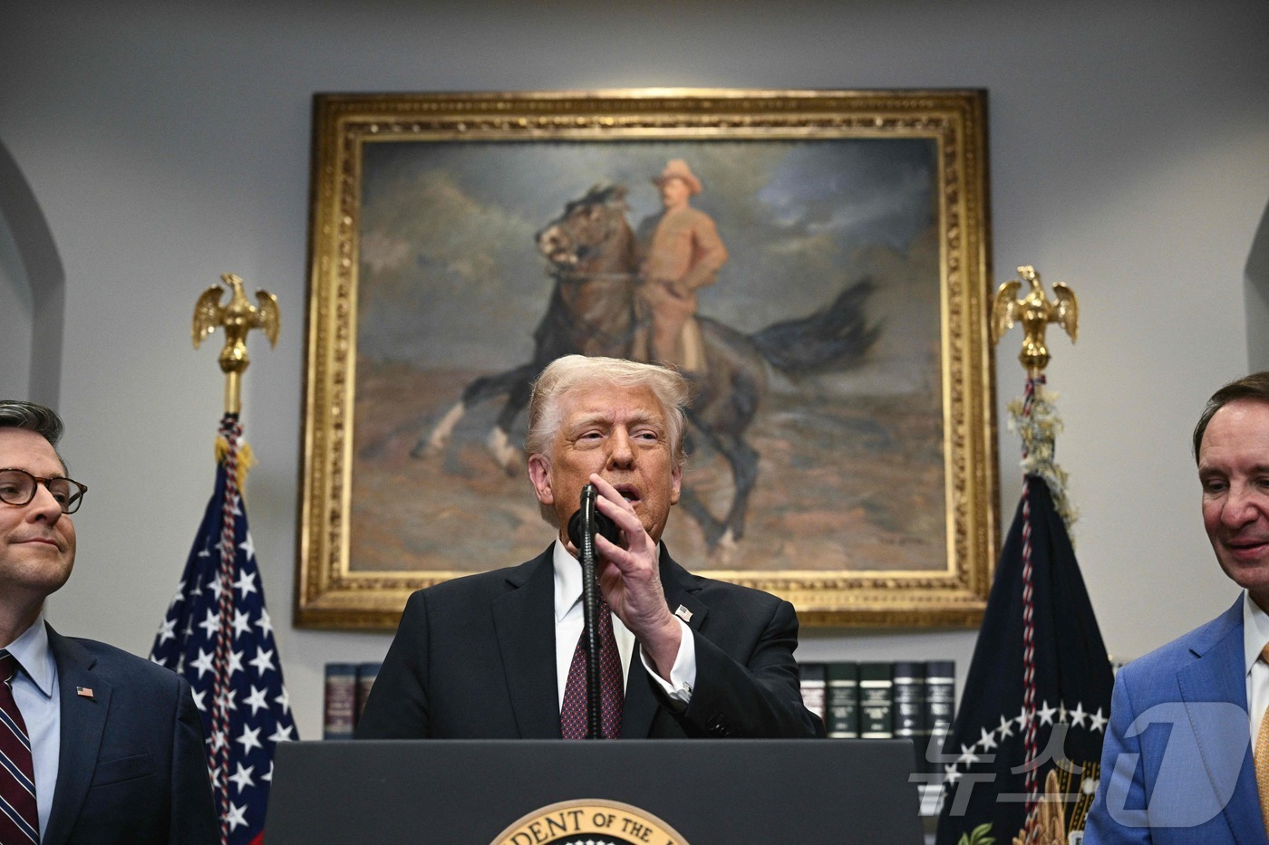 (워싱턴 AFP=뉴스1) 우동명 기자 = 도널드 트럼프 미국 대통령이 24일(현지시간) 워싱턴 백악관에서 열린 투자 계획 발표 행사서 "상호 관세 발표에서 다수 국가가 일단 포함되 …