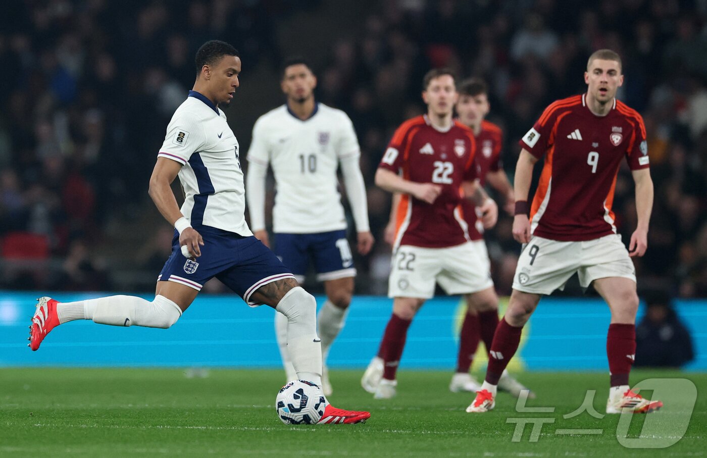 본문 이미지 - 잉글랜드를 상대로 선발 출전한 구텍(오른쪽) ⓒ 로이터=뉴스1