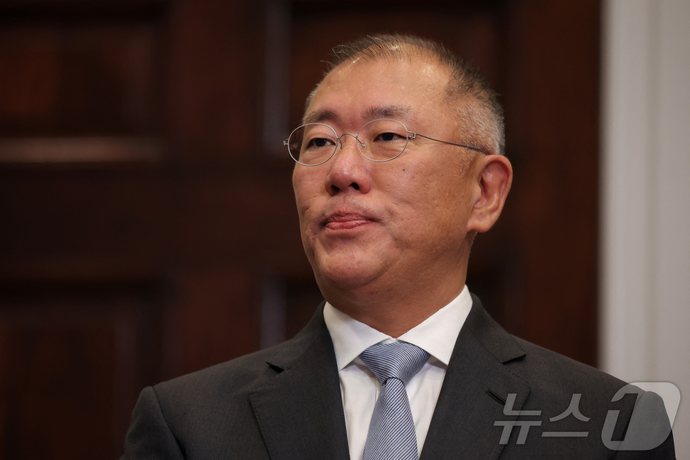 (워싱턴 로이터=뉴스1) 우동명 기자 = 정의선 현대차그룹 회장이 24일(현지시간) 워싱턴 백악관에서 열린 투자 계획 발표 행사서 도널드 트럼프 미국 대통령의 연설을 듣고 있다. …
