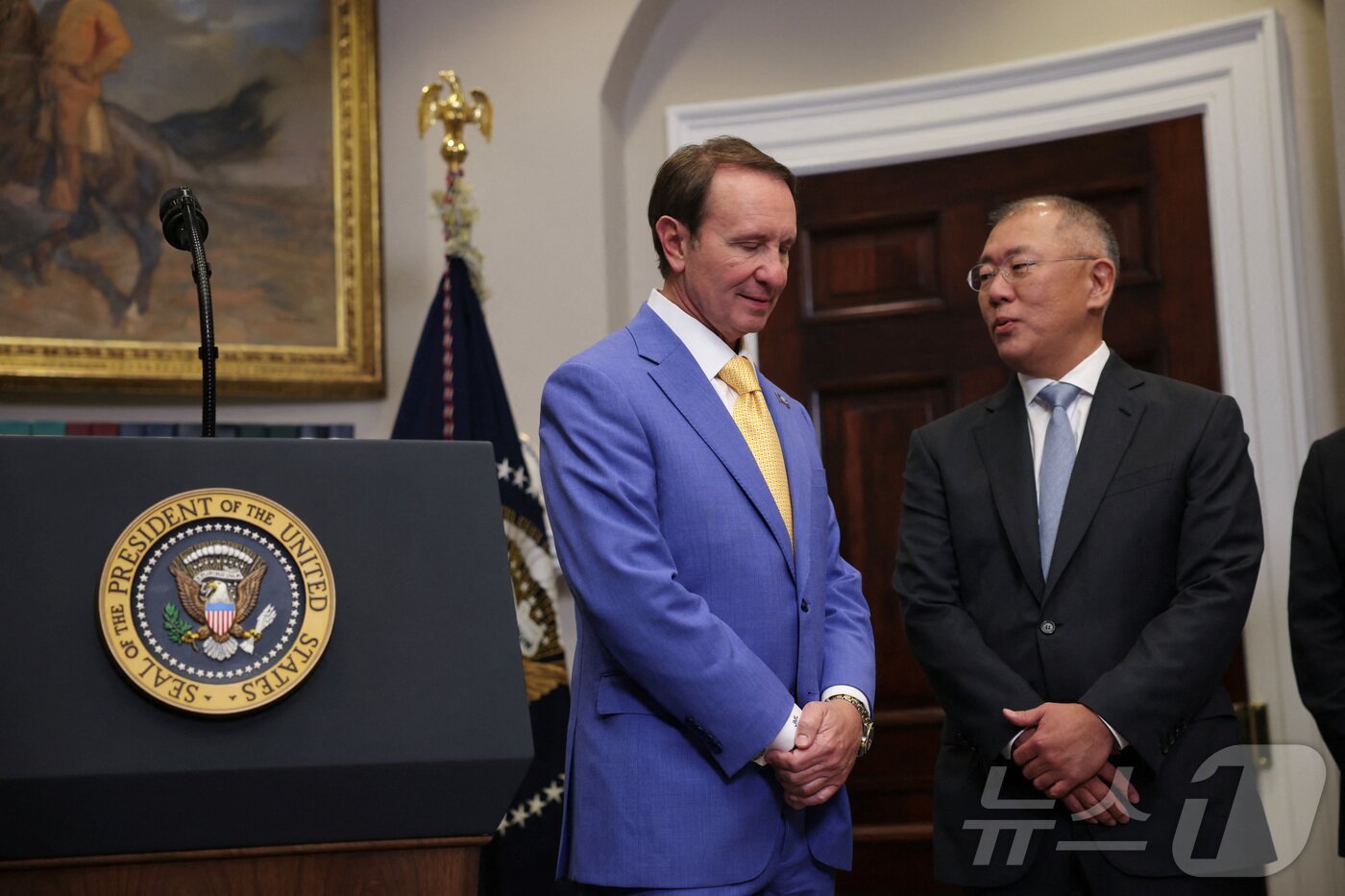 본문 이미지 - 정의선 현대차그룹 회장이 24일(현지시간) 워싱턴 백악관에서 열린 투자 계획 발표 행사서 제프 랜드리 루이지애나 주지사와 대화를 하고 있다. ⓒ 로이터=뉴스1