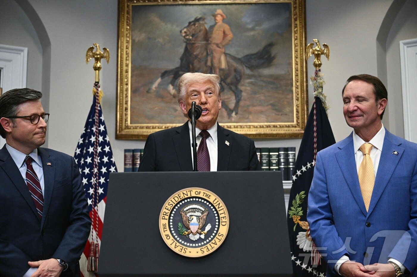 본문 이미지 - 도널드 트럼프 미국 대통령이 24일(현지시간) 워싱턴 백악관에서 열린 투자 계획 발표 행사에서 발언을 하고 있다. ⓒ AFP=뉴스1