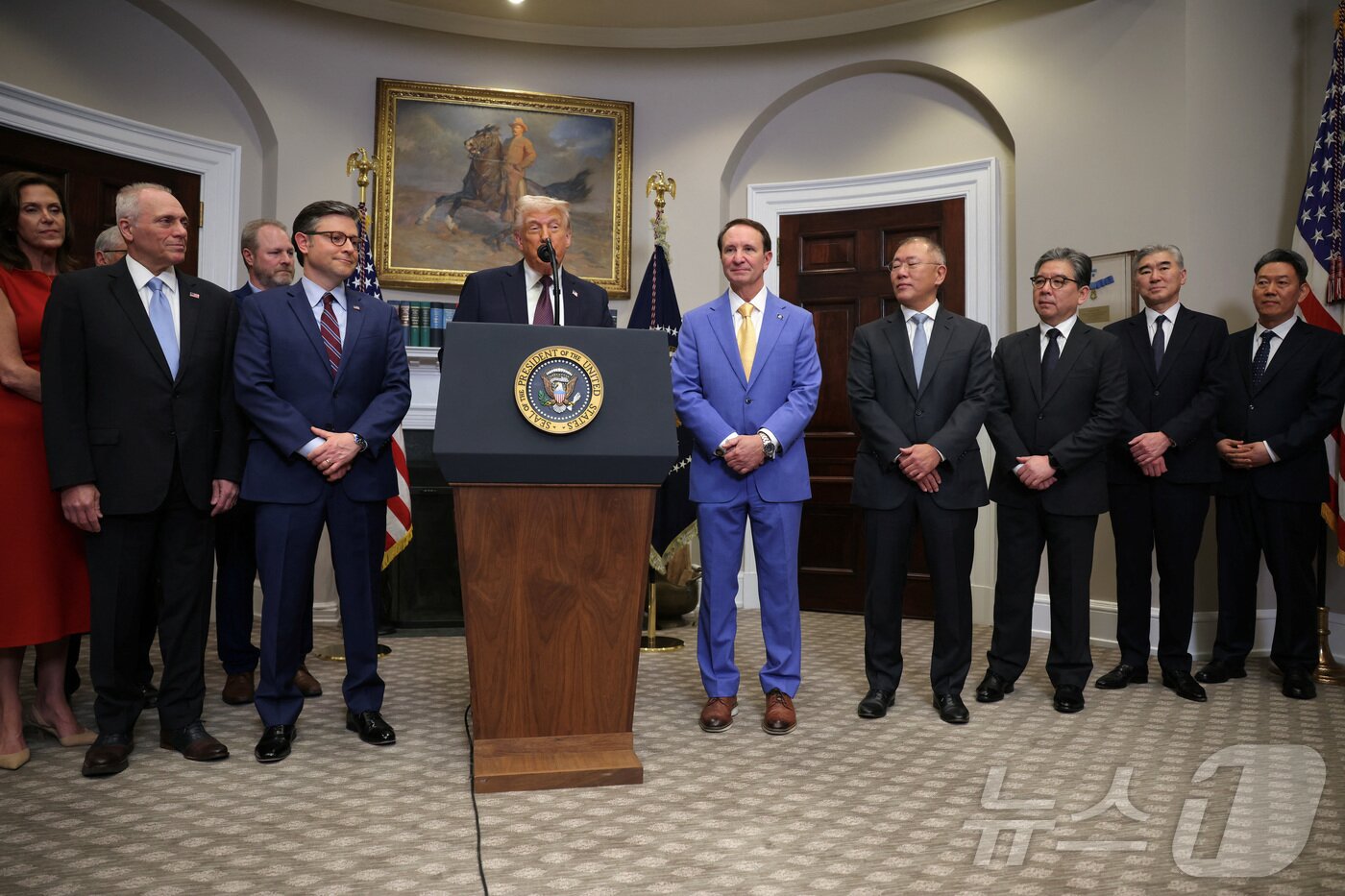 본문 이미지 - 도널드 트럼프 미국 대통령이 24일(현지시간) 워싱턴 백악관에서 열린 투자 계획 발표 행사서 정의선 현대차그룹 회장과 장재훈 현대차 부회장 등이 참석한 가운데 발언을 하고 있다. ⓒ 로이터=뉴스1