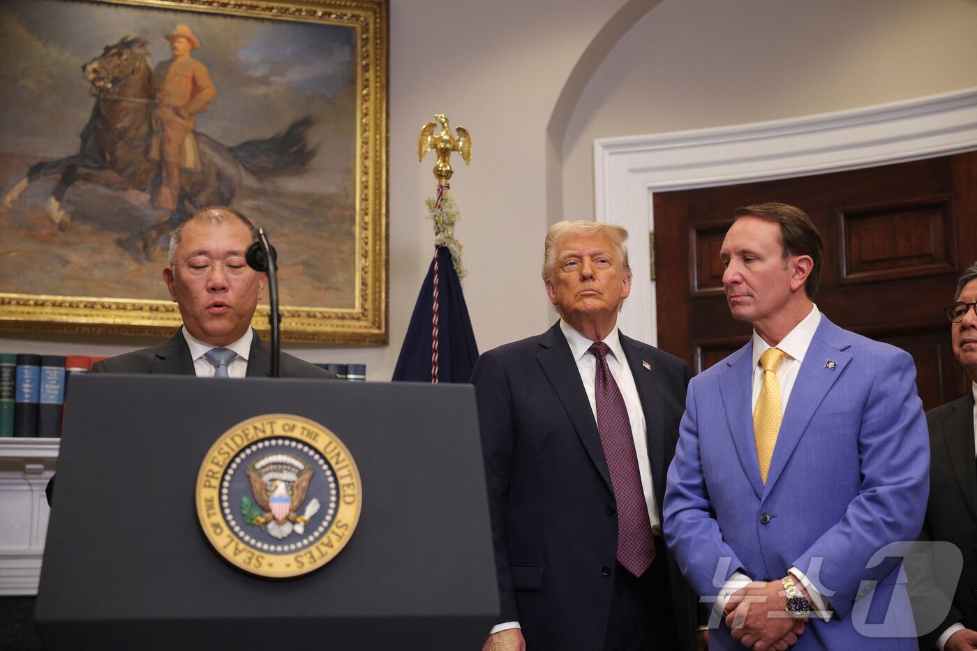 본문 이미지 - 정의선 현대차그룹 회장이 24일(현지시간) 미국 워싱턴DC 백악관에서 도널드 트럼프 미국 대통령이 지켜보는 가운데 2028년까지 210억 달러 규모의 전략적 재미 투자 계획을 발표하고 있다. ⓒ 로이터=뉴스1