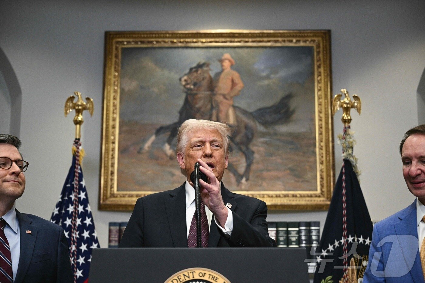 본문 이미지 - 도널드 트럼프 미국 대통령이 24일(현지시간) 워싱턴 백악관에서 열린 투자 계획 발표 행사서 발언을 하고 있다.ⓒ AFP=뉴스1