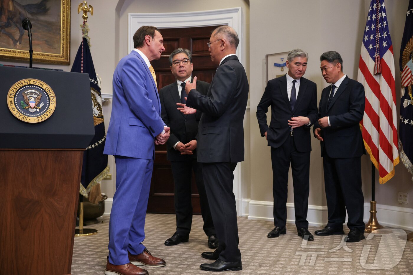 본문 이미지 - 정의선 현대차그룹 회장이 24일(현지시간) 워싱턴 백악관에서 열린 투자 계획 발표 행사서 제프 랜드리 루이지애나 주지사와 대화를 하고 있다. ⓒ 로이터=뉴스1