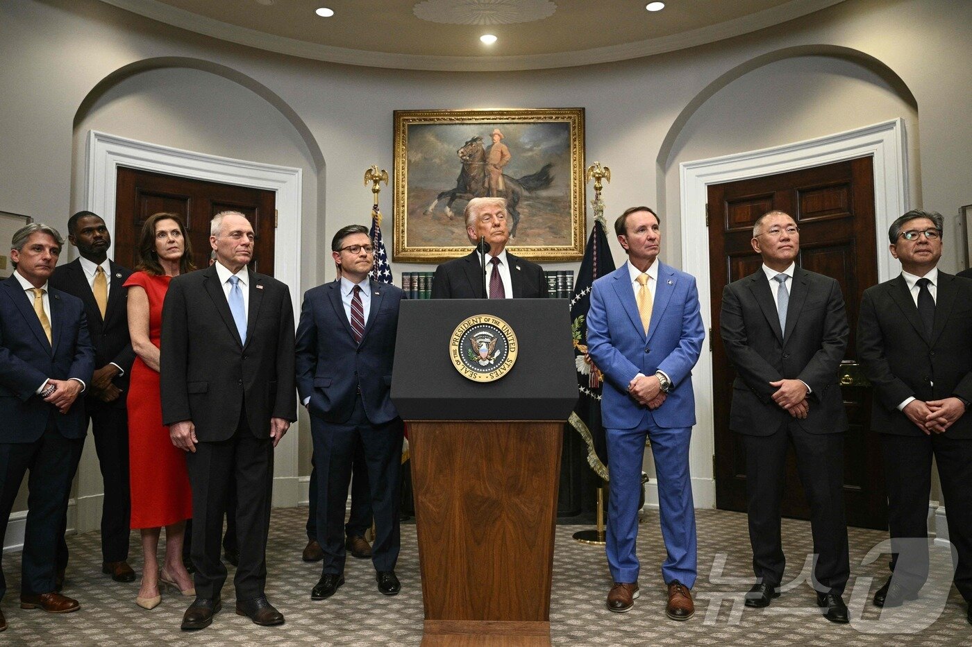 본문 이미지 - 도널드 트럼프 미국 대통령이 24일(현지시간) 워싱턴 백악관에서 열린 투자 계획 발표 행사서 정의선 현대차그룹 회장과 장재훈 현대차 부회장 등이 참석한 가운데 발언을 하고 있다. ⓒ AFP=뉴스1