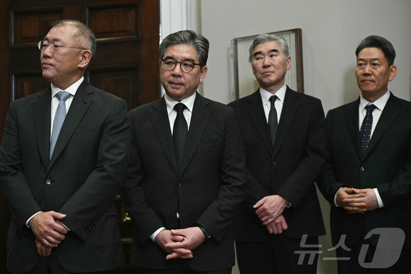 본문 이미지 - 정의선 현대차그룹 회장(왼쪽부터), 장재훈 현대차 부회장, 성 김 현대차 사장, 서강현 현대제철 대표이사가 24일 워싱턴 DC 백악관 루즈벨트 룸에서 도널드 트럼프 미국 대통령의 연설을 지켜보고 있다. ⓒ AFP=뉴스1