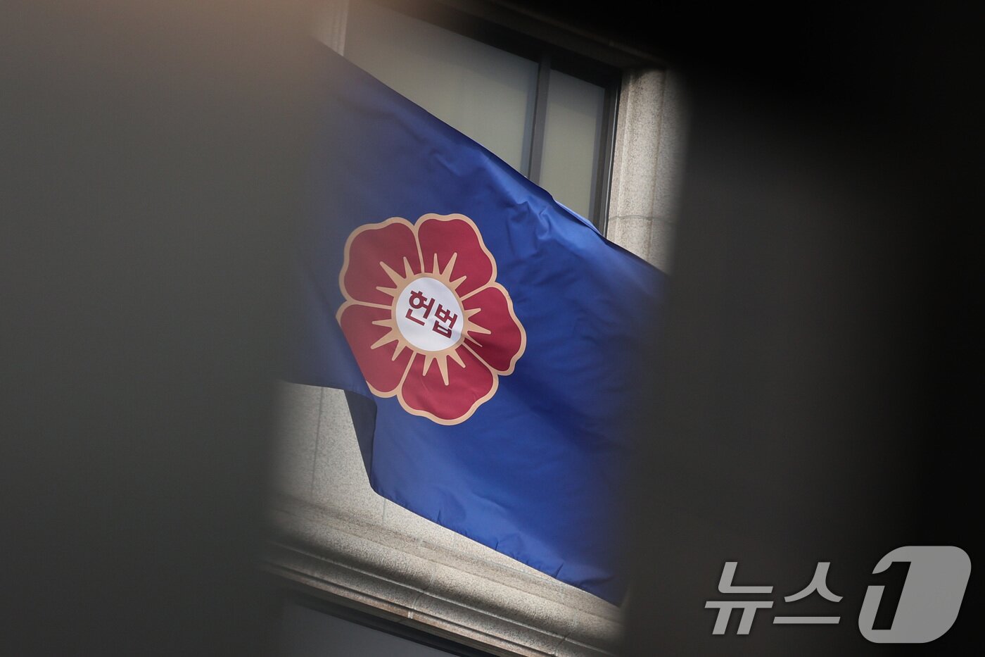 본문 이미지 - 헌법재판소가 윤석열 대통령 탄핵 심판 변론을 종결한 지 한 달이 된 25일 서울 종로구 헌법재판소 앞이 통제되고 있다./뉴스1 ⓒ News1 신웅수 기자