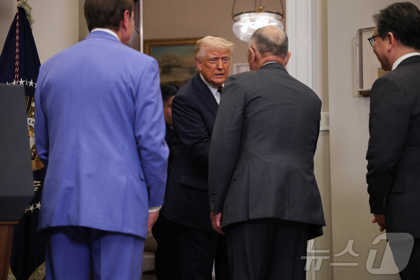 본문 이미지 - 도널드 트럼프 미국 대통령이 24일(현지시간) 워싱턴DC 백악관 루즈벨트룸에서 정의선 현대차그룹 회장과 악수하고 있다. ⓒ 로이터=뉴스1