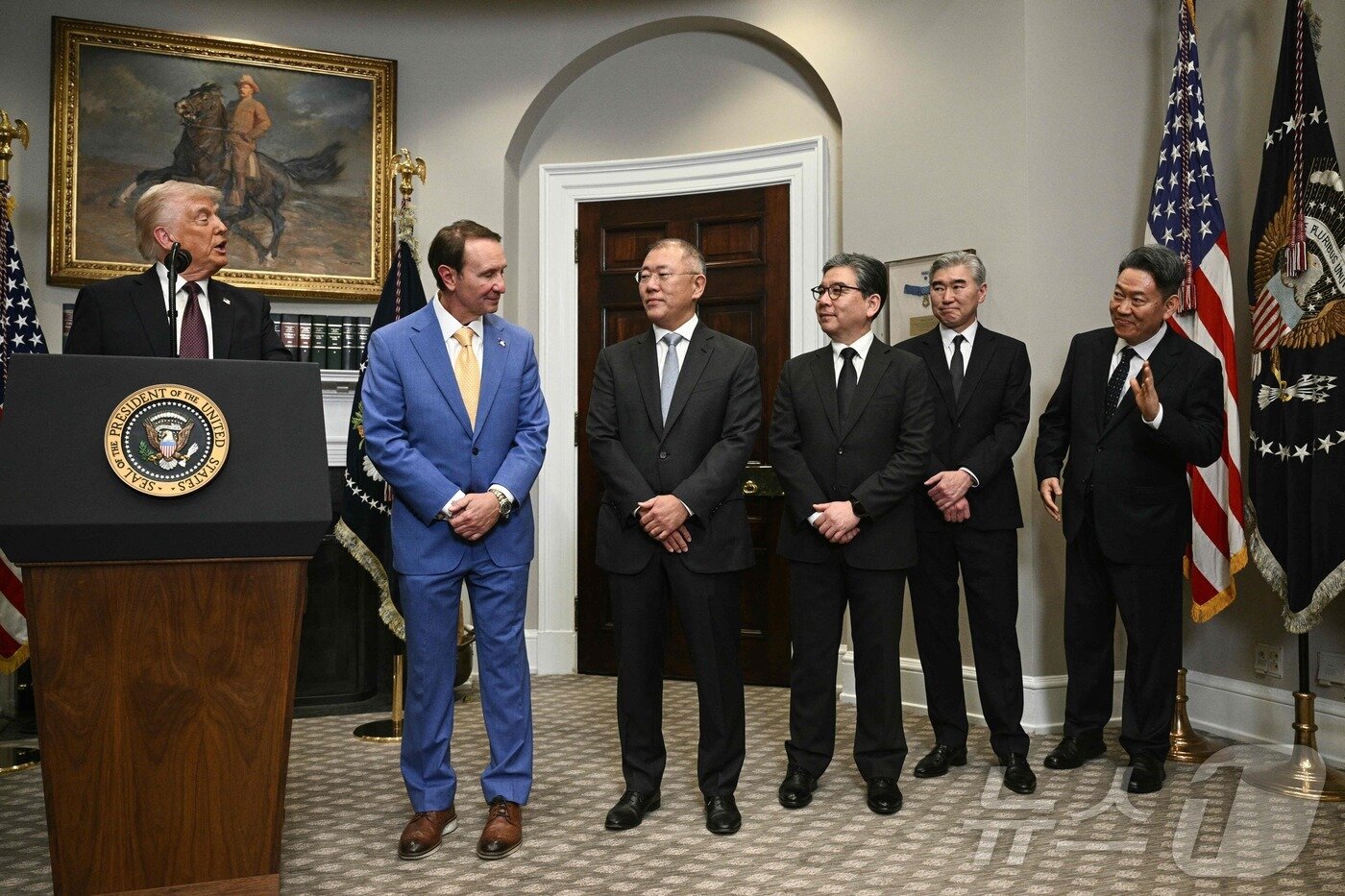 본문 이미지 - 도널드 트럼프 미국 대통령이 24일(현지시간) 워싱턴 백악관에서 현대차그룹의 210억 달러 규모의 투자계획을 발표하며, 정의선 현대차그룹 회장을 소개하고 있다. ⓒ AFP=뉴스1