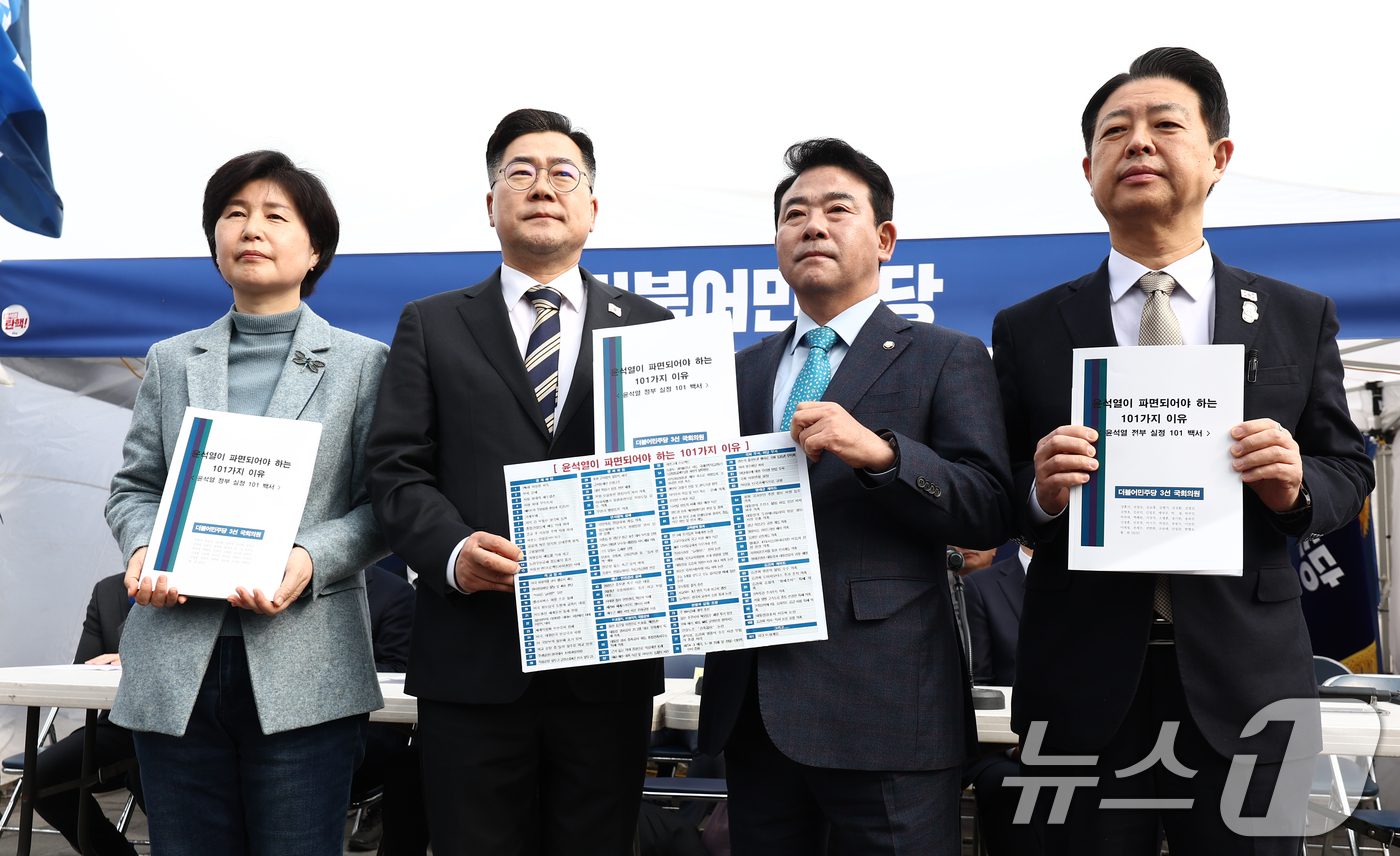 (서울=뉴스1) 김민지 기자 = 박찬대 더불어민주당 원내대표와 3선 의원들이 25일 오전 서울 경복궁 인근 민주당 천막당사에서 열린 원내대책회의에 앞서 윤석열 대통령이 파면되어야 …