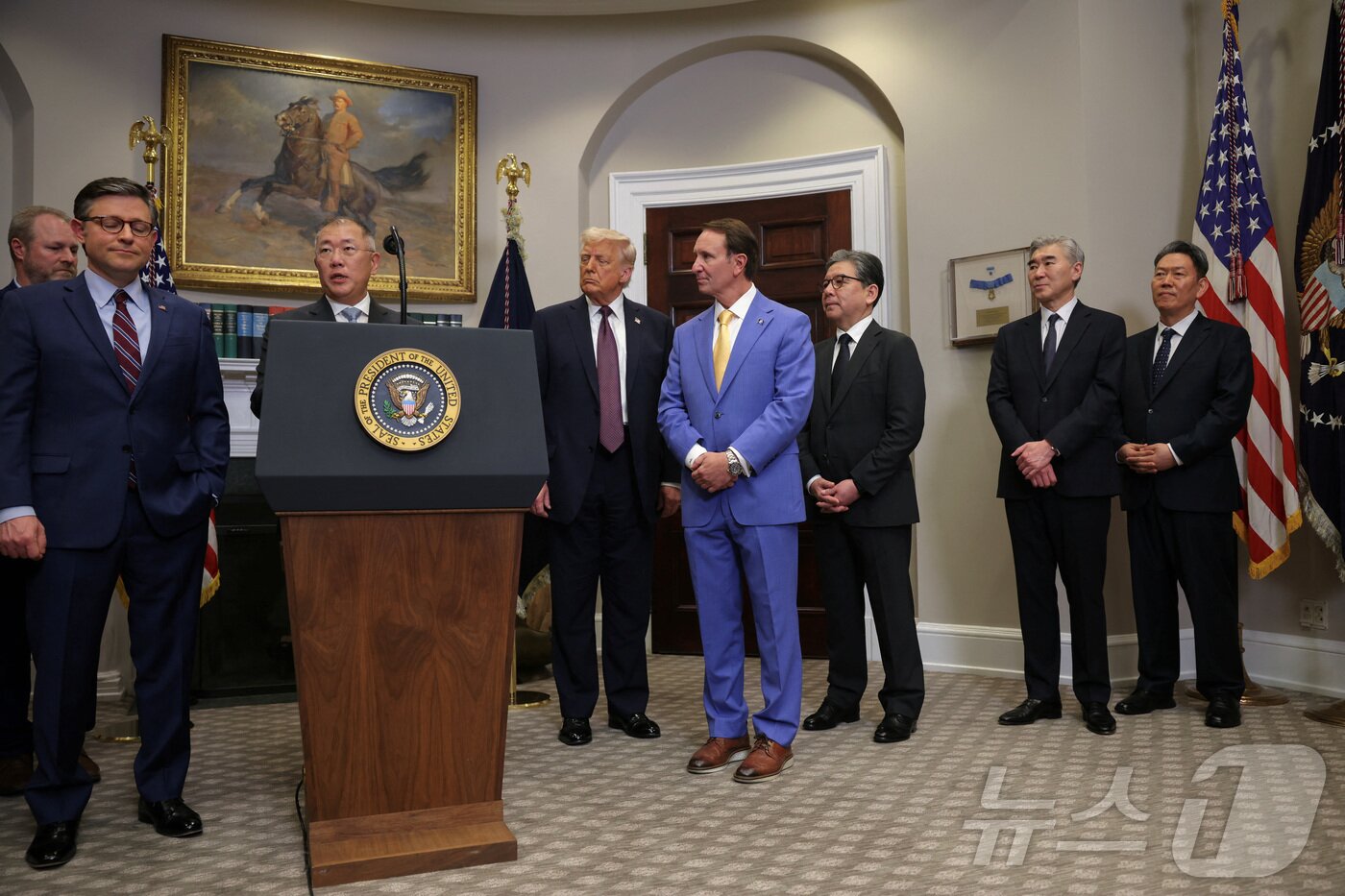 본문 이미지 - 정의선 현대차그룹 회장이 24일(현지시간) 미국 워싱턴DC 백악관에서 도널드 트럼프 미국 대통령이 지켜보는 가운데 2028년까지 210억 달러 규모의 전략적 재미 투자 계획을 발표하고 있다. ⓒ 로이터=뉴스1