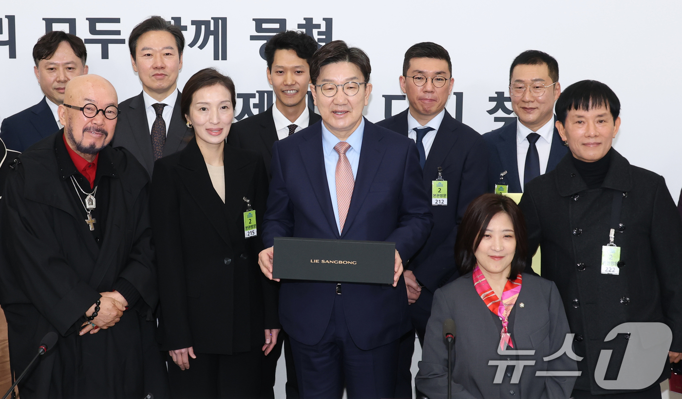 (서울=뉴스1) 이광호 기자 = 권성동 국민의힘 원내대표가 25일 오전 서울 여의도 국회에서 열린 패션산업 지원 정책간담회에서 성래은 한국패션협회장 등 참석자들과 기념촬영을 하고 …