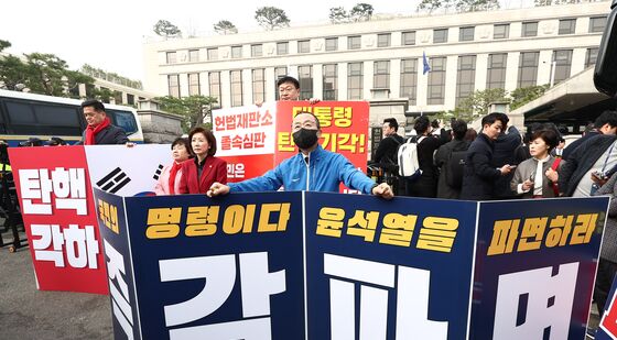 헌재 앞 냉기류 흐르는 여야