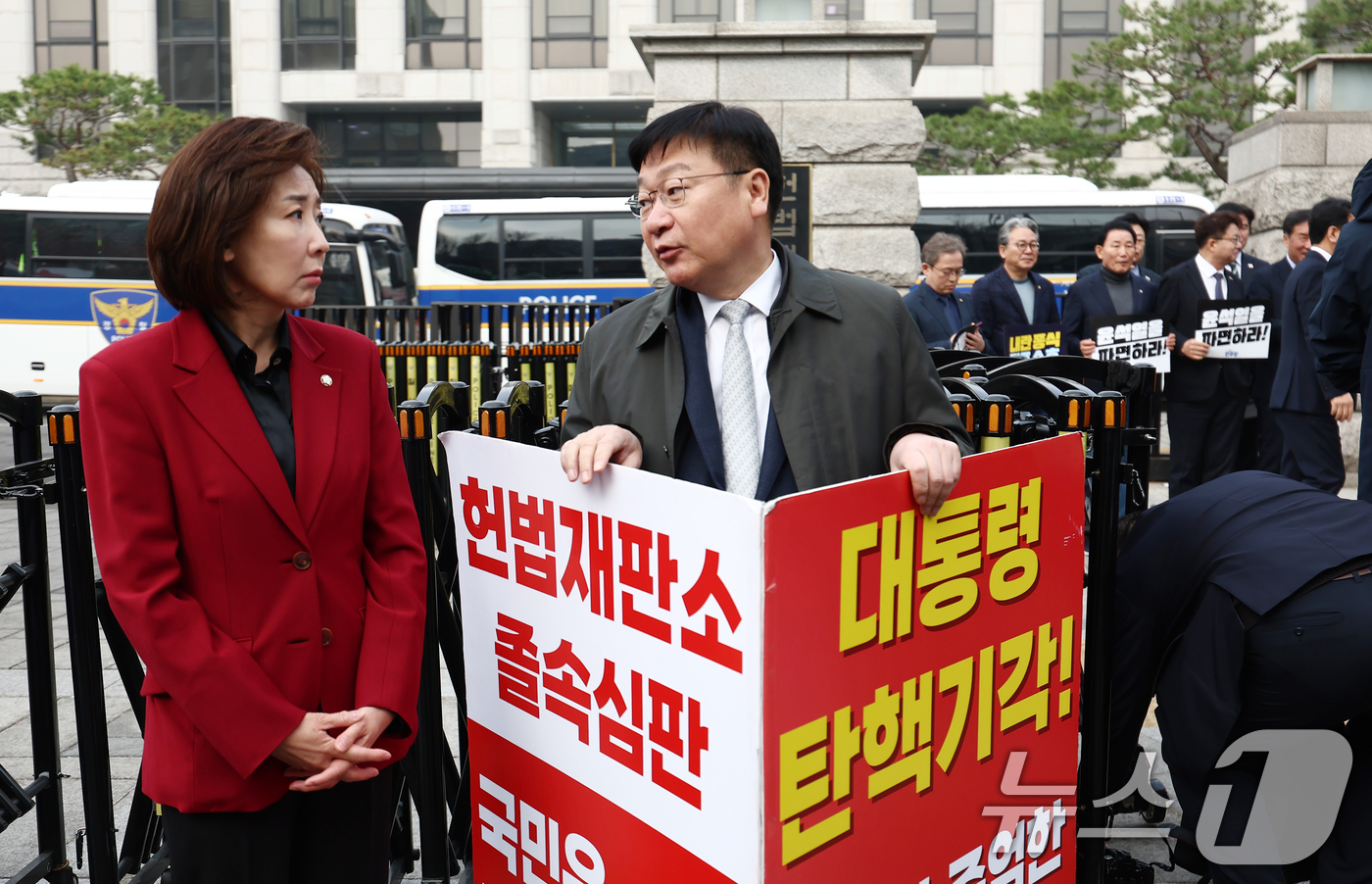 (서울=뉴스1) 김민지 기자 = 국민의힘 나경원 의원과 정점식 의원이 25일 오전 서울 종로구 헌법재판소 앞에서 윤석열 대통령 탄핵 반대 1인 시위를 하며 대화하고 있다. 오른쪽은 …