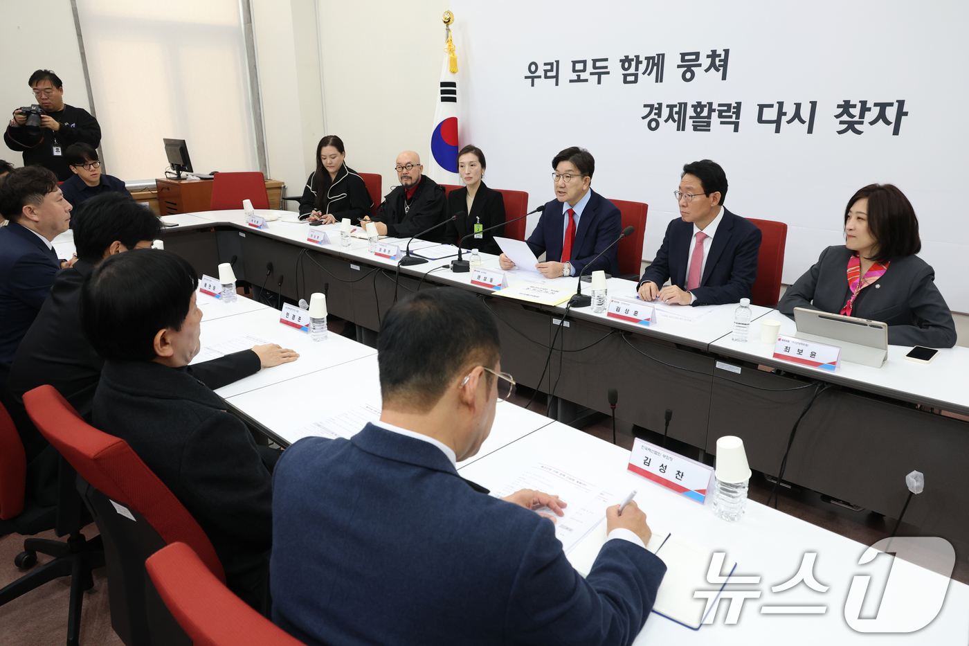 (서울=뉴스1) 이광호 기자 = 권성동 국민의힘 원내대표가 25일 오전 서울 여의도 국회에서 열린 패션산업 지원 정책간담회에서 발언하고 있다. 2025.3.25/뉴스1