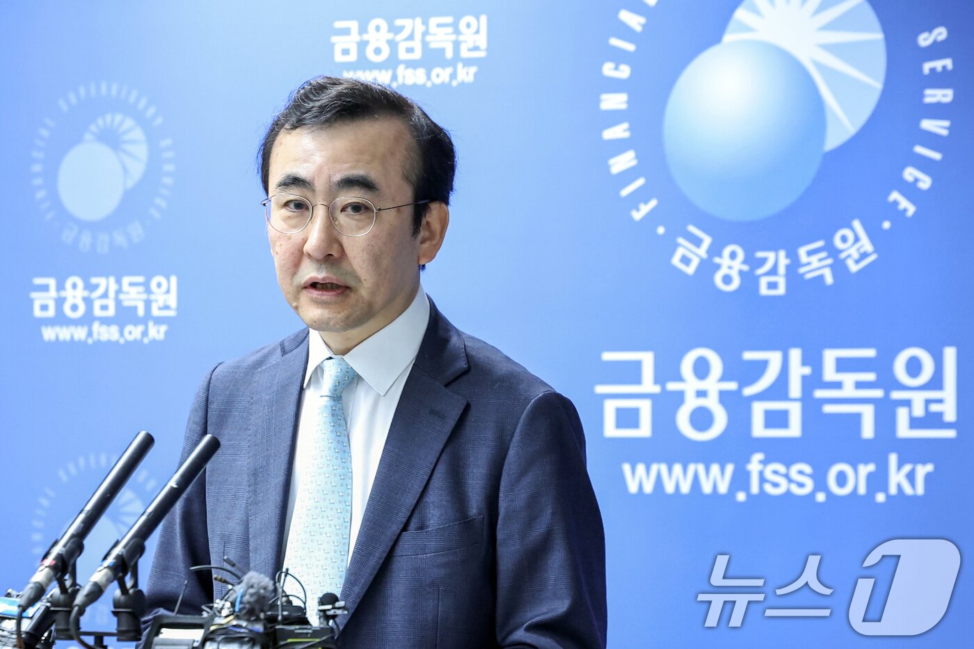 본문 이미지 - 이세훈 금융감독원 수석부원장이 25일 오전 서울 영등포구 여의도 금감원에서 기업은행에서 발생한 882억원 규모의 부당 대출 건에 대한 검사 결과 브리핑을 하고 있다. 2025.3.25/뉴스1 ⓒ News1 민경석 기자