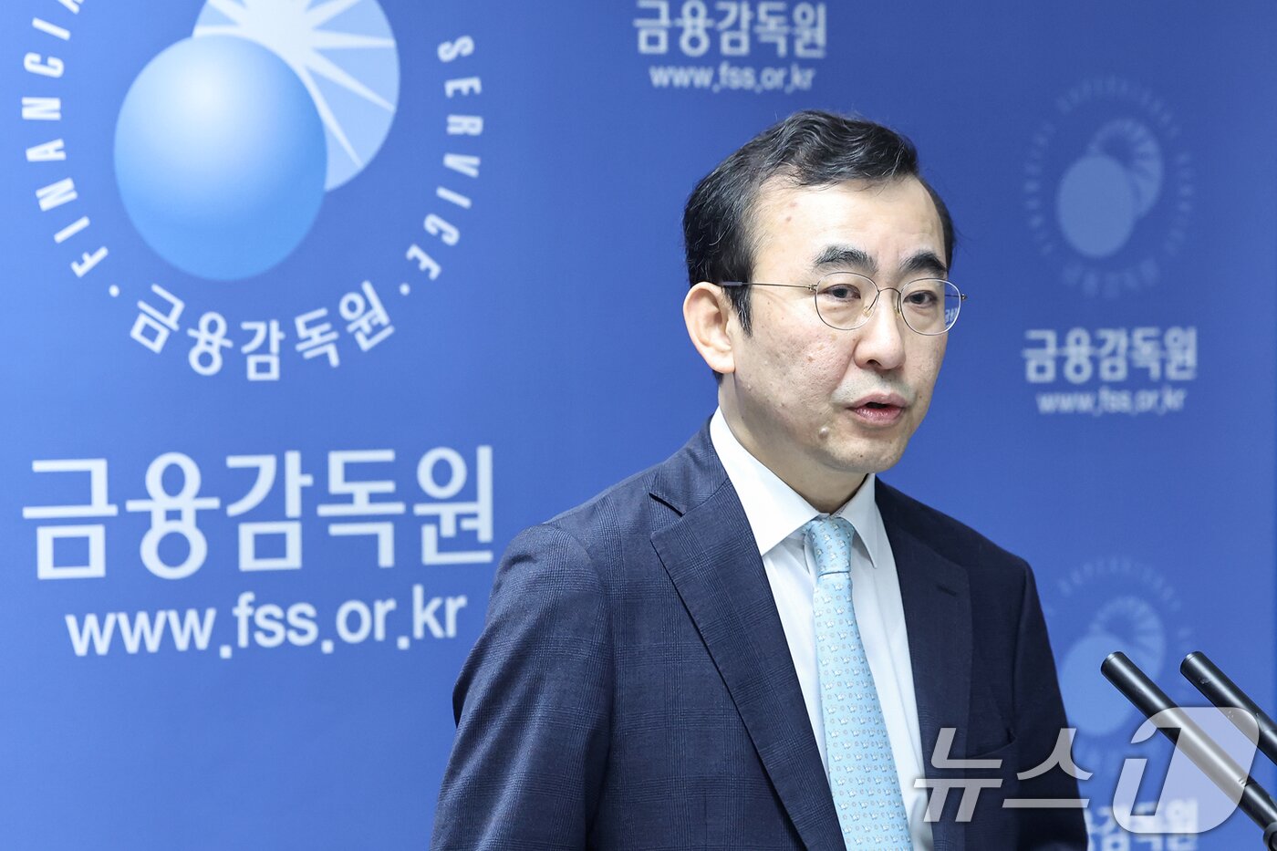 본문 이미지 - 이세훈 금융감독원 수석부원장이 25일 오전 서울 영등포구 여의도 금감원에서 기업은행에서 발생한 882억원 규모의 부당 대출 건에 대한 검사 결과 브리핑을 하고 있다. 2025.3.25/뉴스1 ⓒ News1 민경석 기자