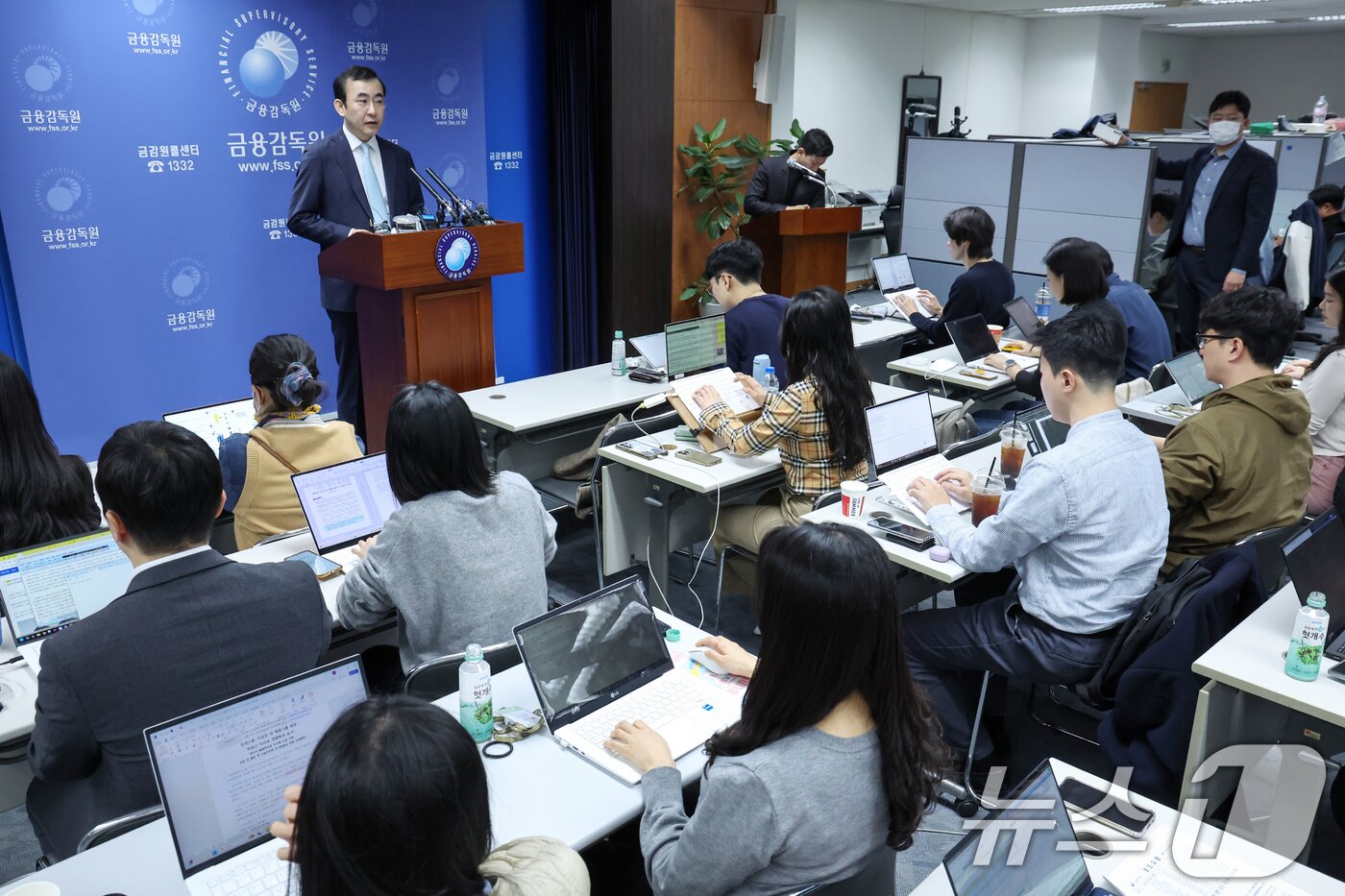 본문 이미지 - 이세훈 금융감독원 수석부원장이 25일 오전 서울 영등포구 여의도 금감원에서 기업은행에서 발생한 882억원 규모의 부당 대출 건에 대한 검사 결과 브리핑을 하고 있다. 2025.3.25/뉴스1 ⓒ News1 민경석 기자