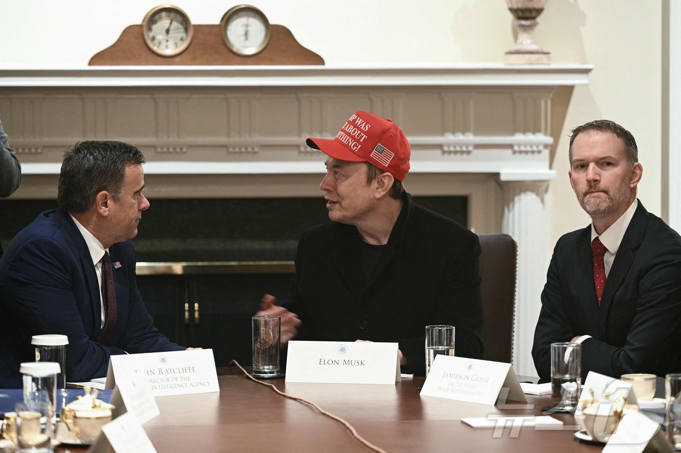 (워싱턴 AFP=뉴스1) 우동명 기자 = 일론 머스크 미국 정부 효율부 수장이 24일(현지시간) 워싱턴 백악관에서 도널드 트럼프 대통령이 주재하는 각료회의에 존 랫클리프 CIA 국 …