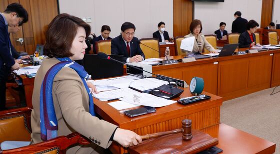 의사봉 두드리는 이수진 소위원장