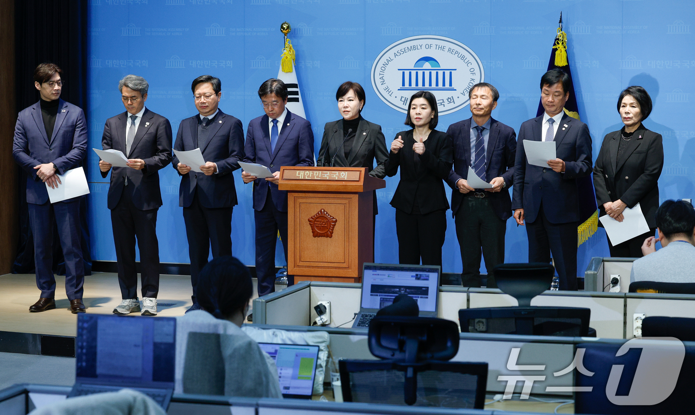 (서울=뉴스1) 안은나 기자 = 전현희 더불어민주당 사법정의실현 및 검찰독재대책위원회(사검독위) 위원장을 비롯한 위원들이 25일 서울 여의도 국회 소통관에서 재판부를 향해 이재명 …