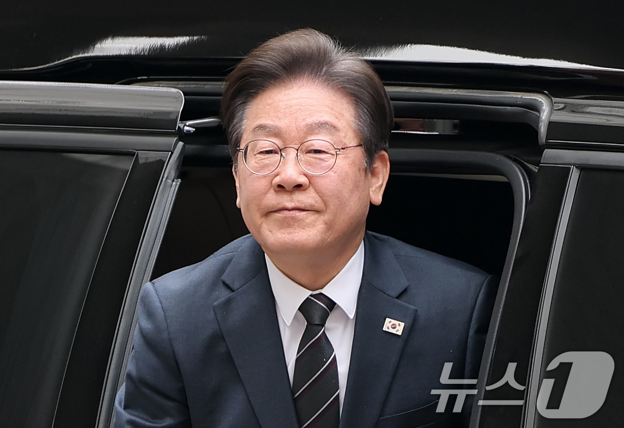 (서울=뉴스1) 오대일 기자 = 이재명 더불어민주당 대표가 25일 오전 서울 서초구 서울중앙지방법원에서 열린 '대장동 배임·성남FC 뇌물' 관련 1심 공판에 출석하기 위해 차량에서 …