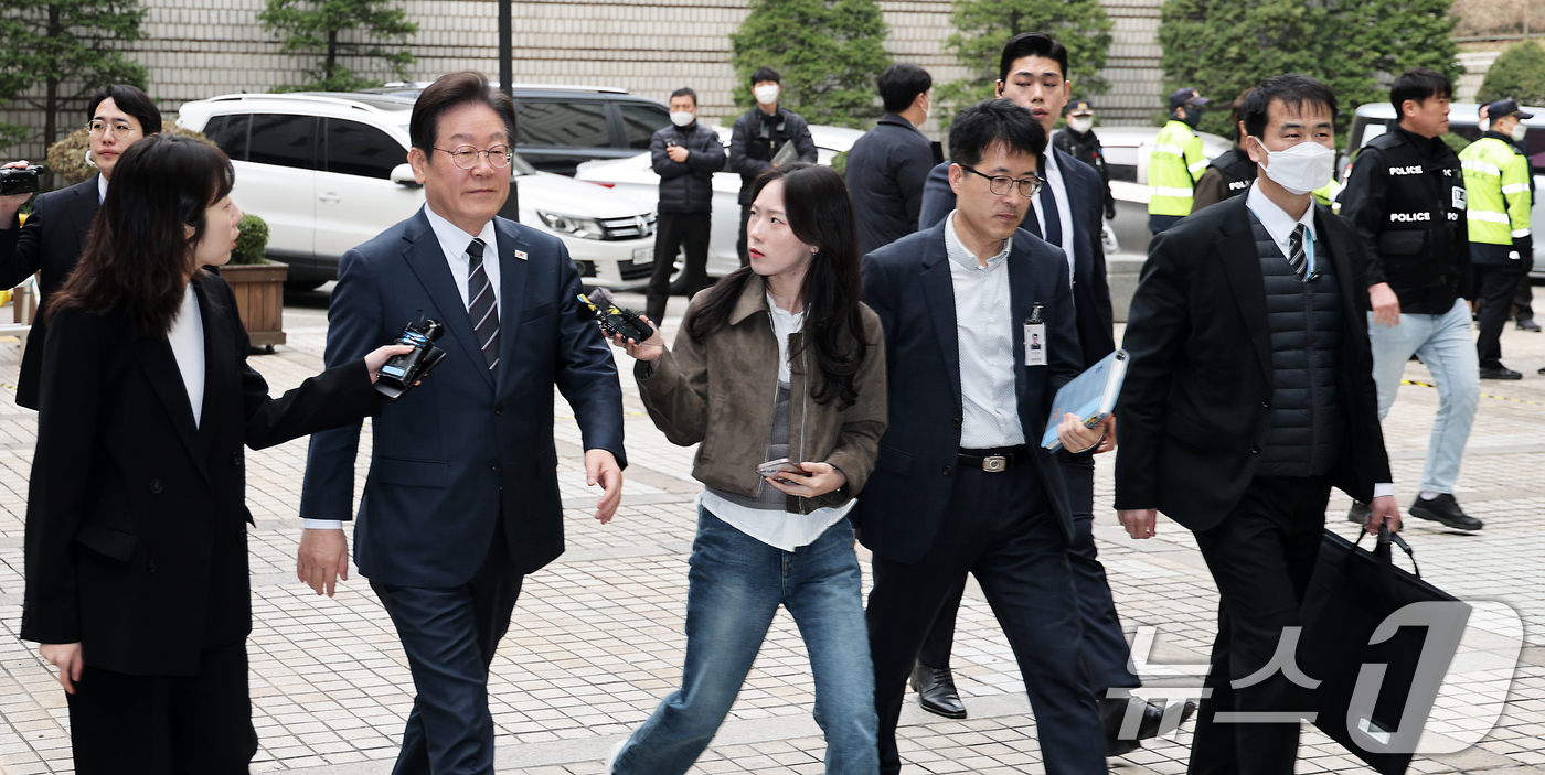(서울=뉴스1) 오대일 기자 = 이재명 더불어민주당 대표가 25일 오전 서울 서초구 서울중앙지방법원에서 열린 '대장동 배임·성남FC 뇌물' 관련 1심 공판에 출석하고 있다.  20 …
