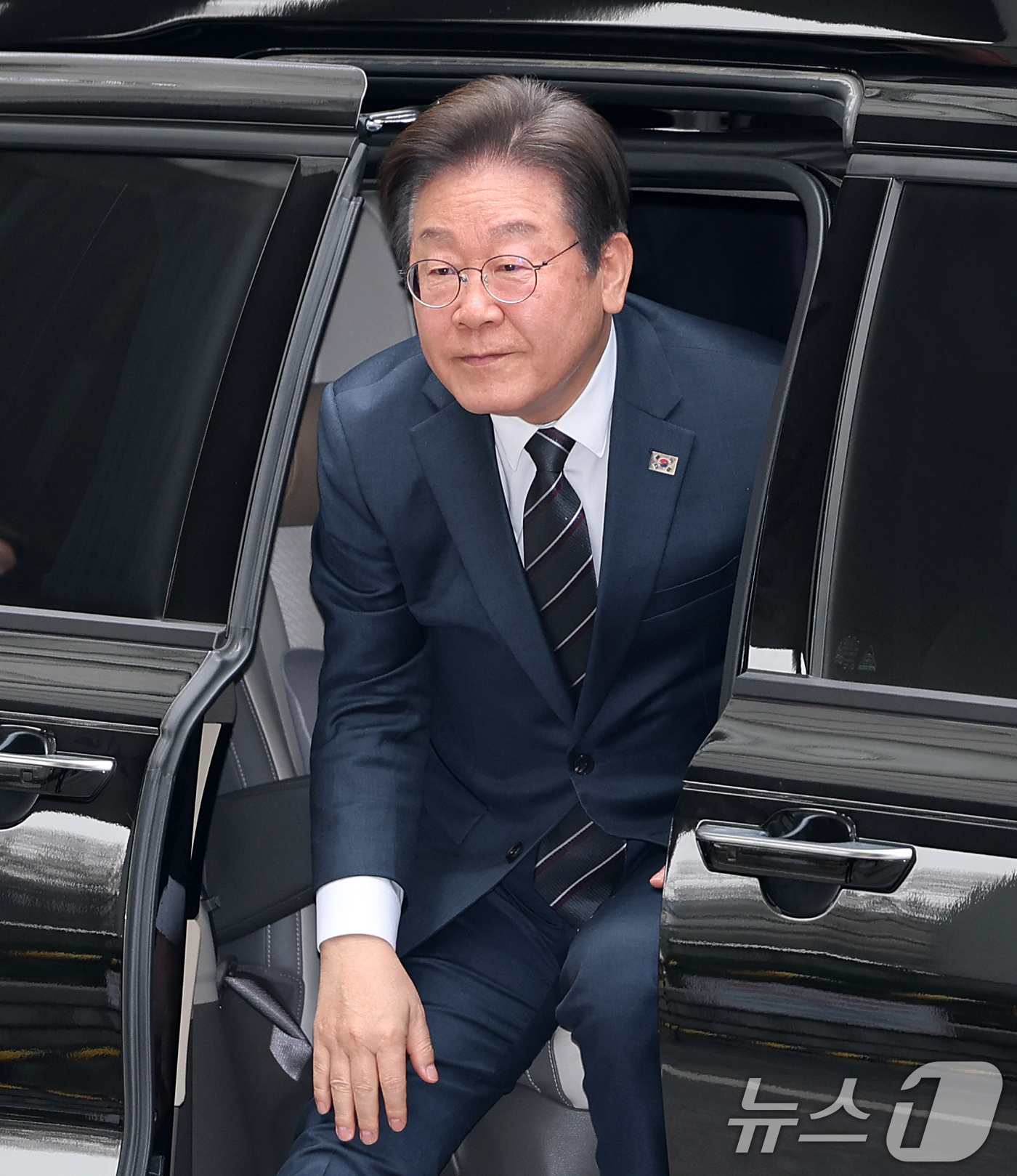 (서울=뉴스1) 오대일 기자 = 이재명 더불어민주당 대표가 25일 오전 서울 서초구 서울중앙지방법원에서 열린 '대장동 배임·성남FC 뇌물' 관련 1심 공판에 출석하기 위해 차량에서 …