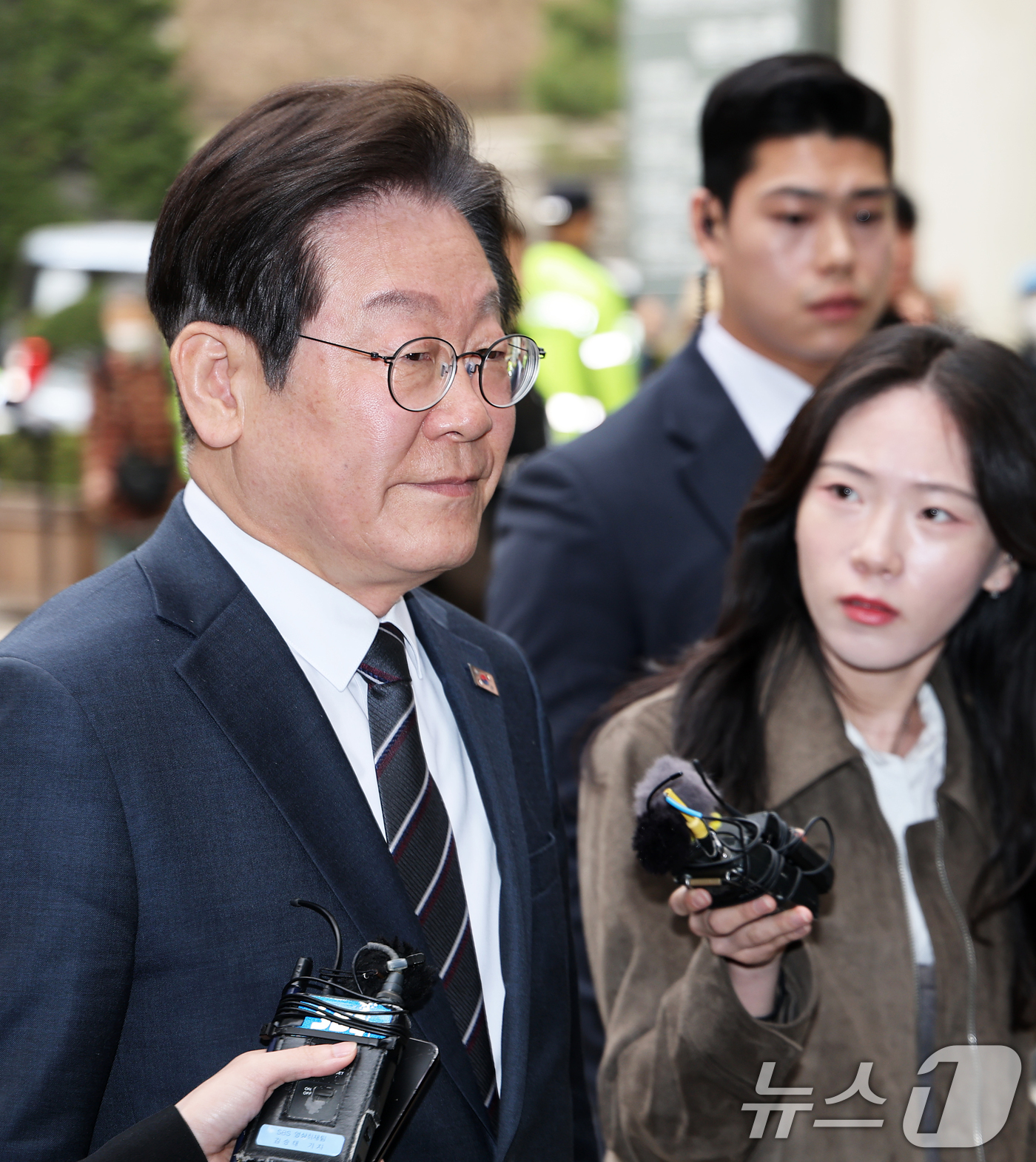 (서울=뉴스1) 오대일 기자 = 이재명 더불어민주당 대표가 25일 오전 서울 서초구 서울중앙지방법원에서 열린 '대장동 배임·성남FC 뇌물' 관련 1심 공판에 출석하고 있다.  20 …