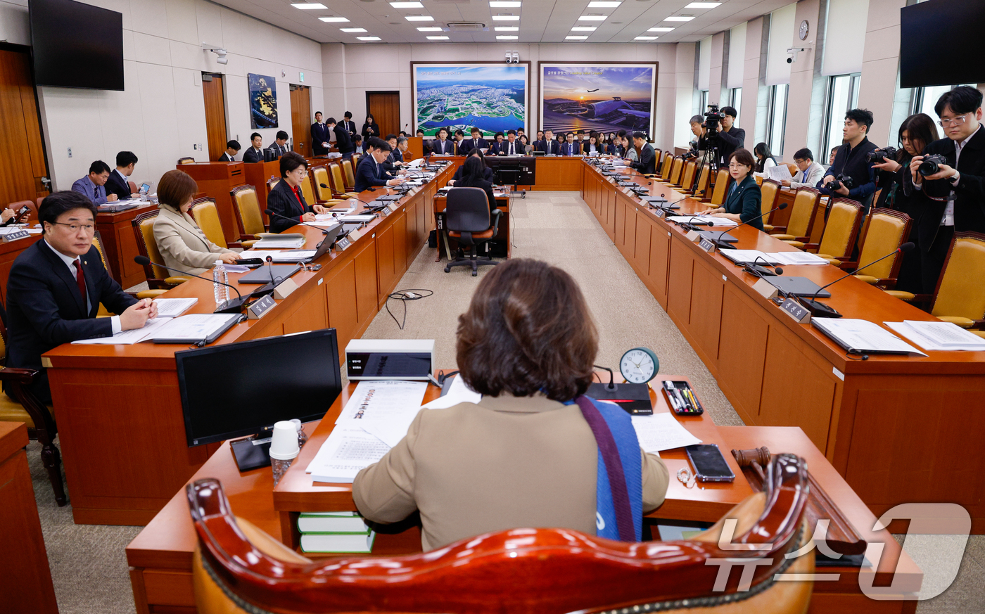 (서울=뉴스1) 안은나 기자 = 이수진 12·29 여객기 참사 진상규명과 피해자 및 유가족의 피해구제를 위한 특별위원회 소위원장이 25일 서울 여의도 국회에서 열린 제1차 피해자와 …