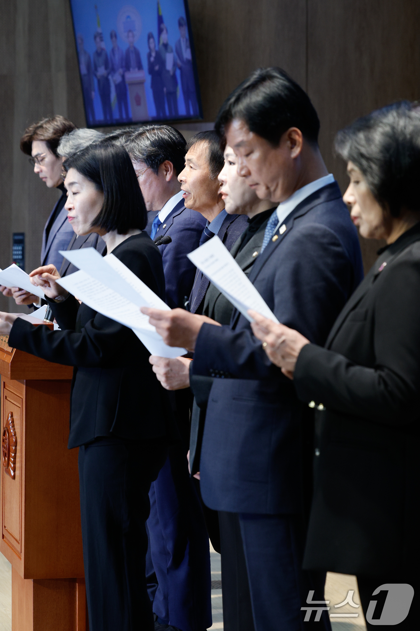(서울=뉴스1) 안은나 기자 = 전현희 더불어민주당 사법정의실현 및 검찰독재대책위원회(사검독위) 위원장을 비롯한 위원들이 25일 서울 여의도 국회 소통관에서 재판부를 향해 이재명 …