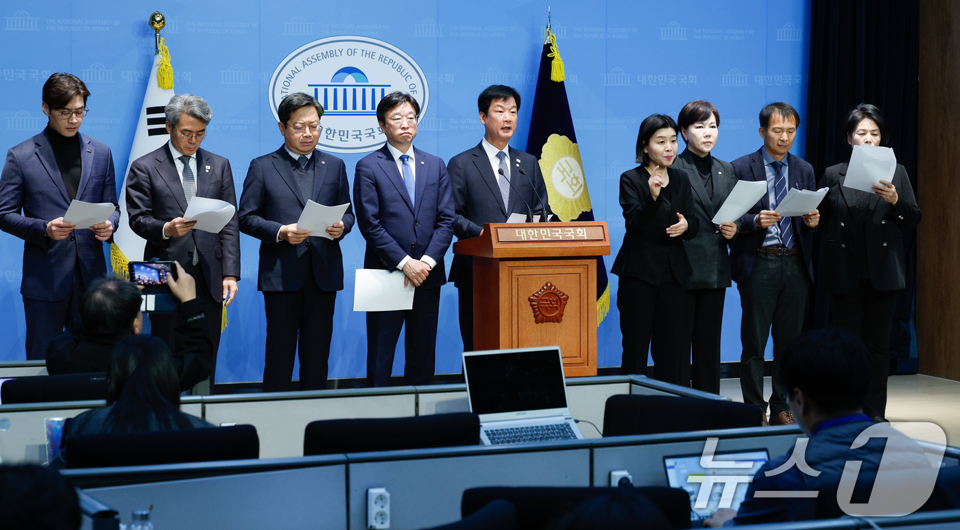 (서울=뉴스1) 안은나 기자 = 전현희 더불어민주당 사법정의실현 및 검찰독재대책위원회(사검독위) 위원장을 비롯한 위원들이 25일 서울 여의도 국회 소통관에서 재판부를 향해 이재명 …