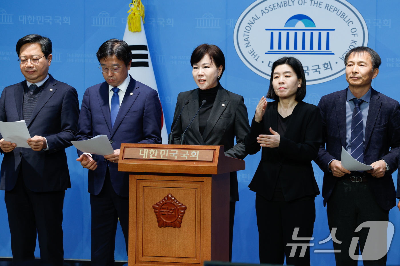 (서울=뉴스1) 안은나 기자 = 전현희 더불어민주당 사법정의실현 및 검찰독재대책위원회(사검독위) 위원장을 비롯한 위원들이 25일 서울 여의도 국회 소통관에서 재판부를 향해 이재명 …