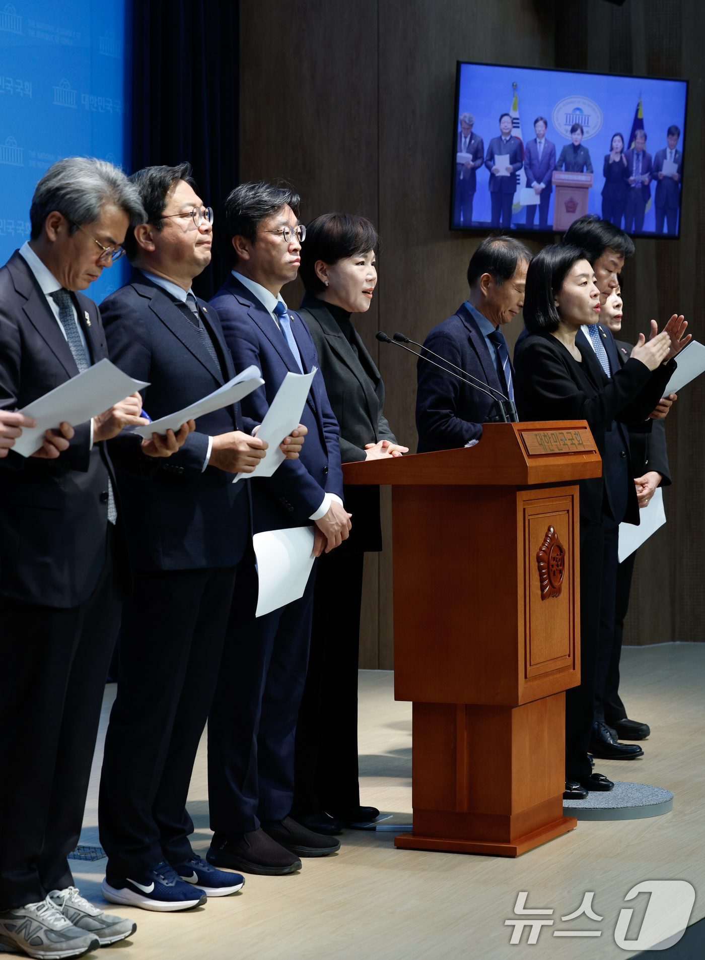 (서울=뉴스1) 안은나 기자 = 전현희 더불어민주당 사법정의실현 및 검찰독재대책위원회(사검독위) 위원장을 비롯한 위원들이 25일 서울 여의도 국회 소통관에서 재판부를 향해 이재명 …