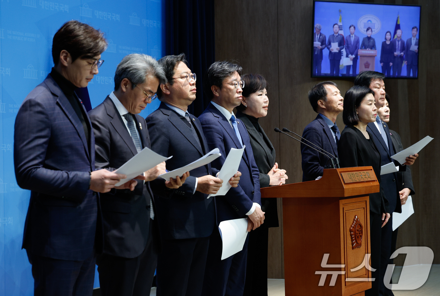 (서울=뉴스1) 안은나 기자 = 전현희 더불어민주당 사법정의실현 및 검찰독재대책위원회(사검독위) 위원장을 비롯한 위원들이 25일 서울 여의도 국회 소통관에서 재판부를 향해 이재명 …