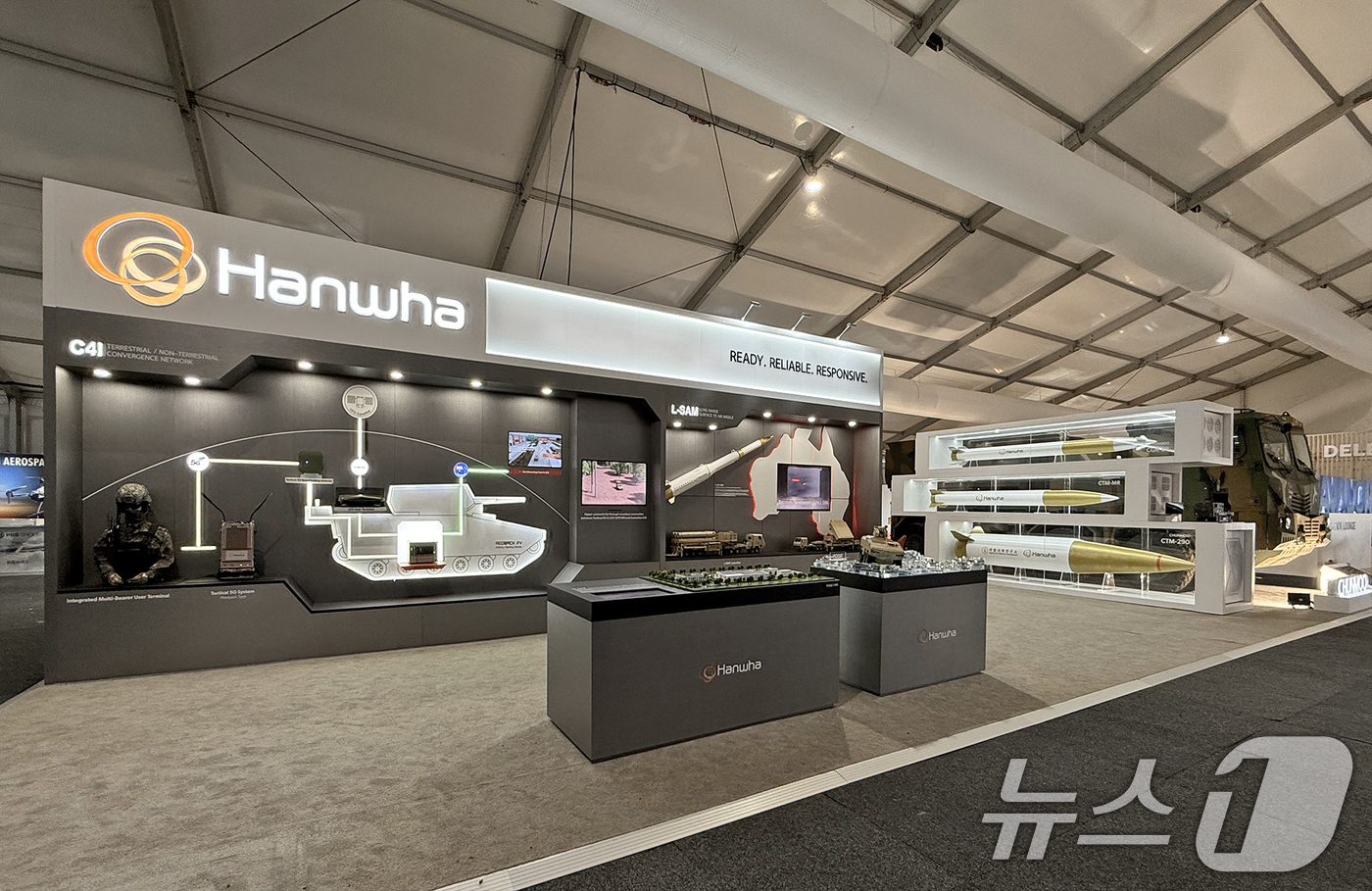 (서울=뉴스1) = 한화시스템과 한화에어로스페이스는 25일부터 호주 아발론 공항에서 열리는 '아발론 에어쇼 2025'에 참가한다고 밝혔다.사진은 '아발론 에어쇼 2025'에 참가한 …