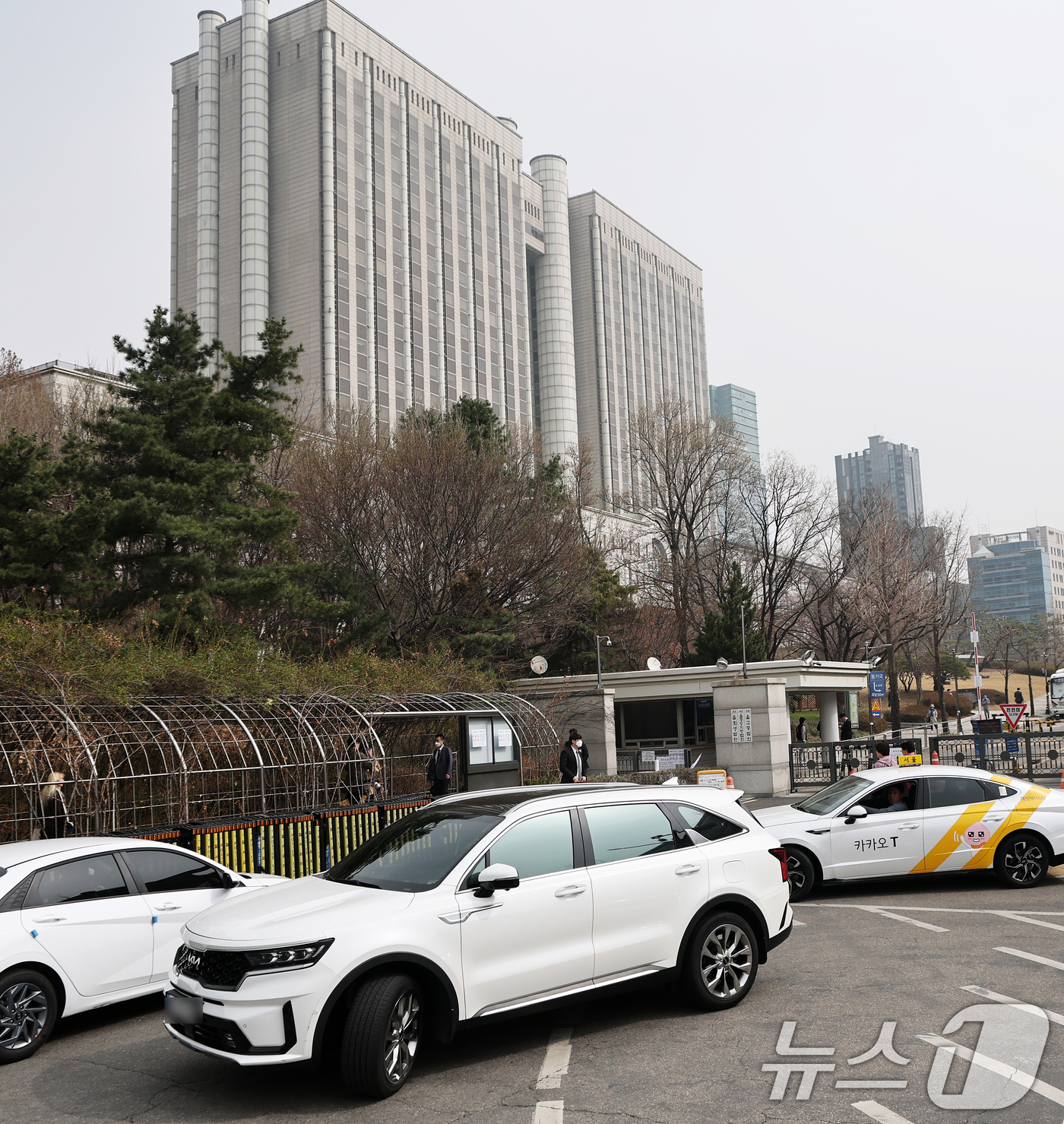 (서울=뉴스1) 오대일 기자 = 이재명 더불어민주당 대표의 선거법 2심 선고공판을 하루 앞둔 25일 서울 서초구 서울중앙지방법원 입구에 차량 출입이 통제되고 있다. 법원은 주요 사 …