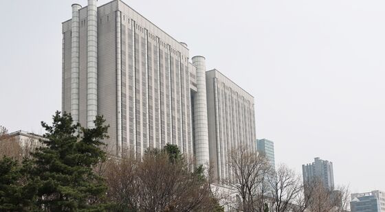 법원 입구 회차하는 차량들