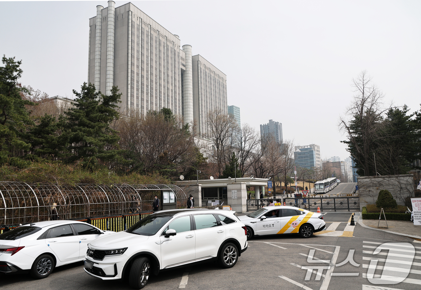 (서울=뉴스1) 오대일 기자 = 이재명 더불어민주당 대표의 선거법 2심 선고공판을 하루 앞둔 25일 서울 서초구 서울중앙지방법원 입구에 차량 출입이 통제되고 있다. 법원은 주요 사 …
