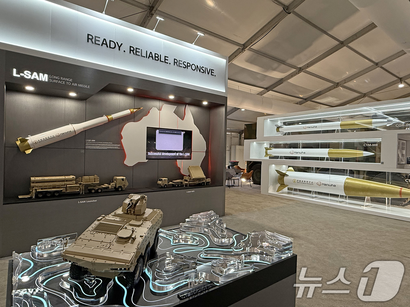 (서울=뉴스1) = 한화시스템과 한화에어로스페이스는 25일부터 호주 아발론 공항에서 열리는 '아발론 에어쇼 2025'에 참가한다고 밝혔다.사진은 '아발론 에어쇼 2025'에 참가한 …